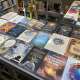 Una volta entrati, guardandoci intorno, oltre agli scaffali e ai banchetti pieni di libri...